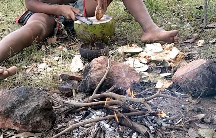 Hindistan cevizi ve karpuzun içinde yemek yaptı!