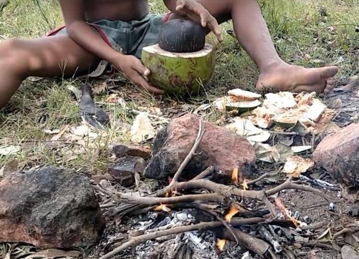 Hindistan cevizi ve karpuzun içinde yemek yaptı!