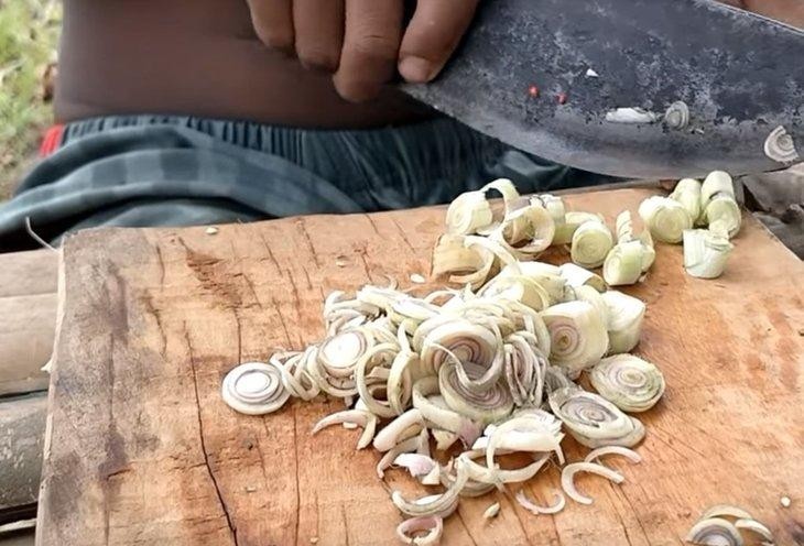 Hindistan cevizi ve karpuzun içinde yemek yaptı!