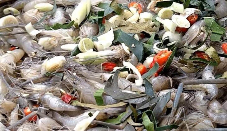 Hindistan cevizi ve karpuzun içinde yemek yaptı!