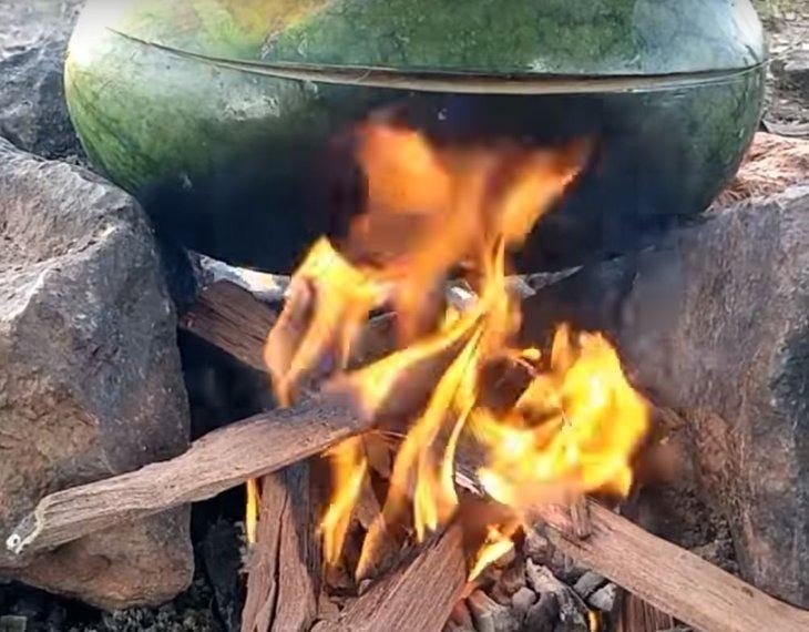 Hindistan cevizi ve karpuzun içinde yemek yaptı!