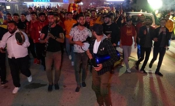Türkiye'nin dört bir yanında kutlama! Şampiyonluk coşkusu