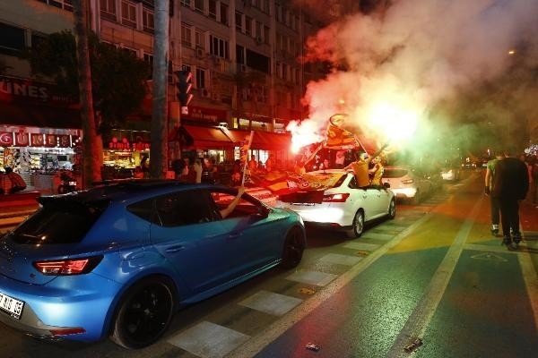 Türkiye'nin dört bir yanında kutlama! Şampiyonluk coşkusu