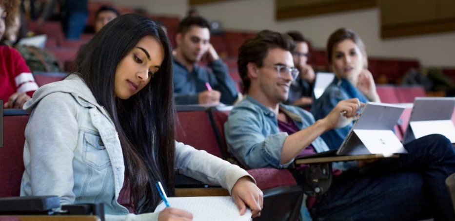 Üniversitelilerden Sosyal Çalışma Programları'na  ilgi
