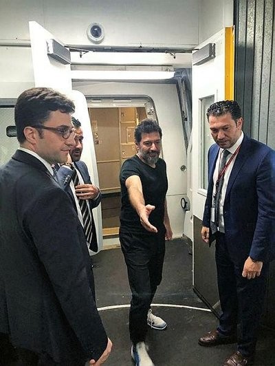 Hakan Atilla, uçağa binmeden önce görüntülendi