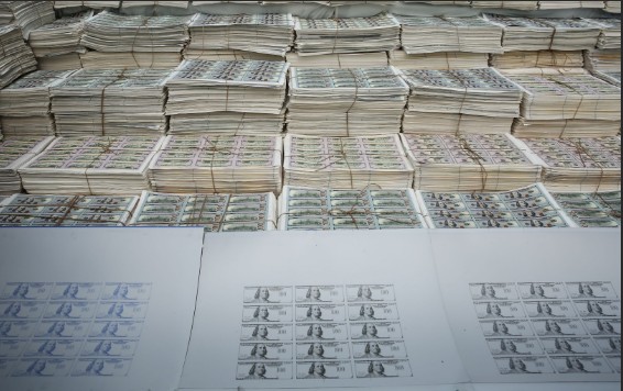 Sahte dolarlar emniyetin bahçesinde sergileniyor