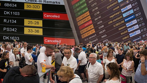 Yüz binlerce turist otellerde rehin tutuluyor