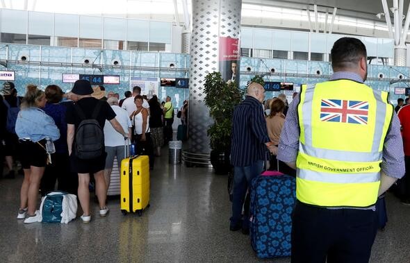 Yüz binlerce turist otellerde rehin tutuluyor