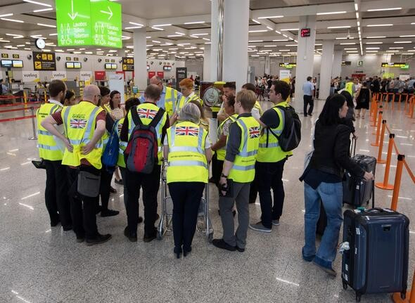 Yüz binlerce turist otellerde rehin tutuluyor