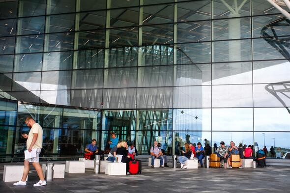 Yüz binlerce turist otellerde rehin tutuluyor