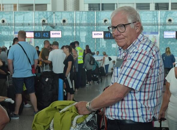 Yüz binlerce turist otellerde rehin tutuluyor