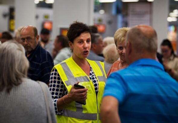 Yüz binlerce turist otellerde rehin tutuluyor