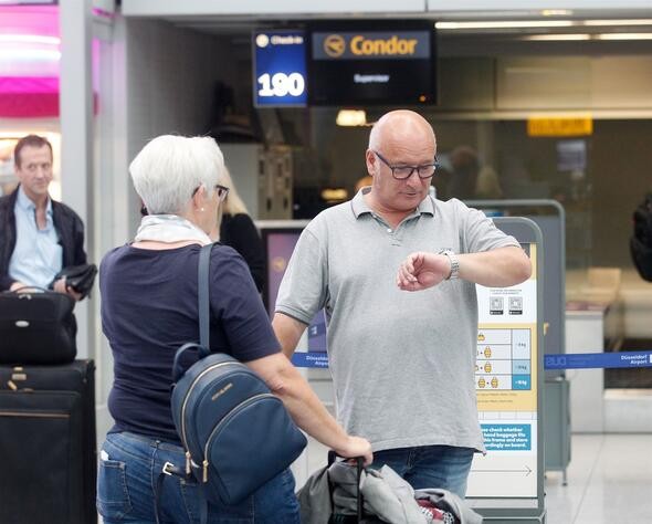 Yüz binlerce turist otellerde rehin tutuluyor