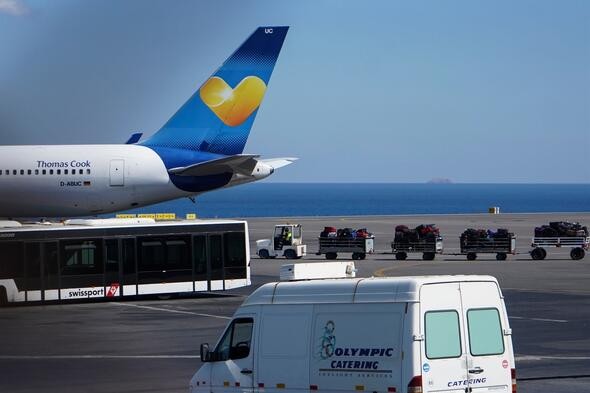 Yüz binlerce turist otellerde rehin tutuluyor