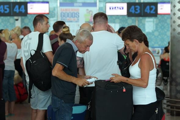 Yüz binlerce turist otellerde rehin tutuluyor