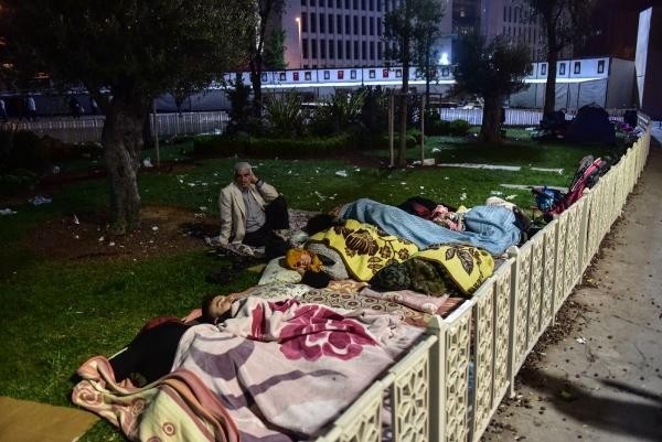 İstanbullular geceyi parklarda geçirdi