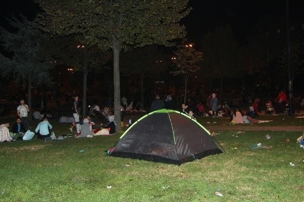 İstanbullular geceyi parklarda geçirdi
