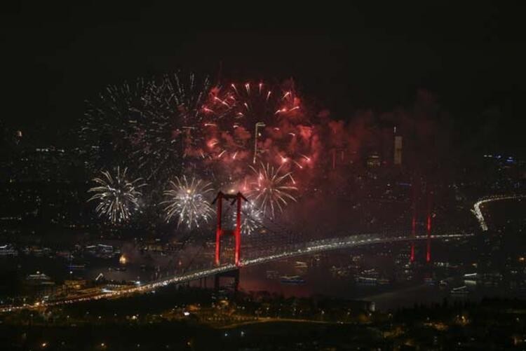 Nefes kesen kareler! İstanbul'da yeni yıl coşkusu