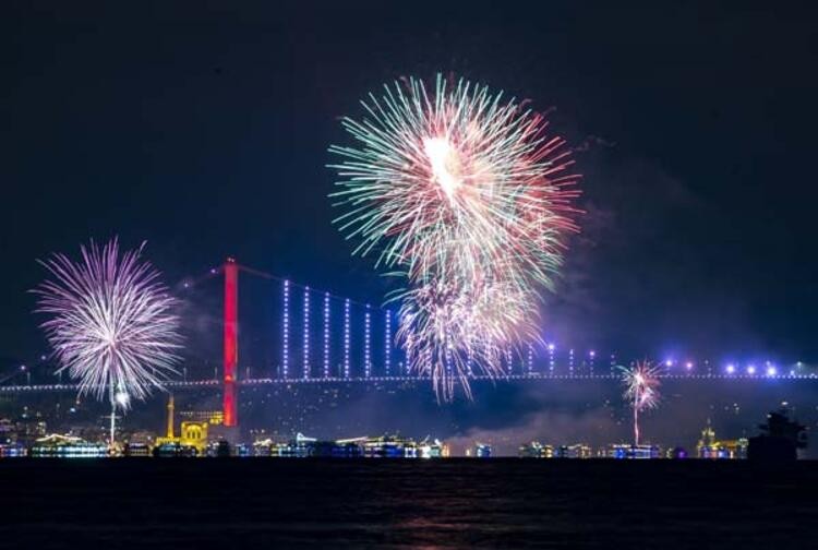 Nefes kesen kareler! İstanbul'da yeni yıl coşkusu