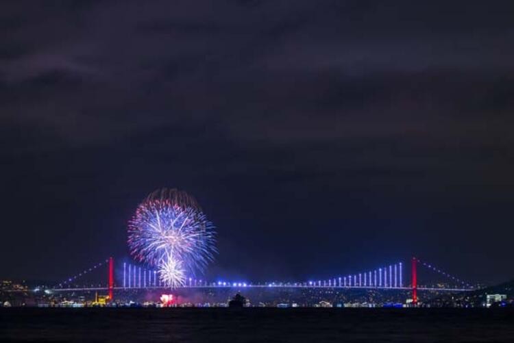 Nefes kesen kareler! İstanbul'da yeni yıl coşkusu