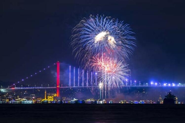 Nefes kesen kareler! İstanbul'da yeni yıl coşkusu