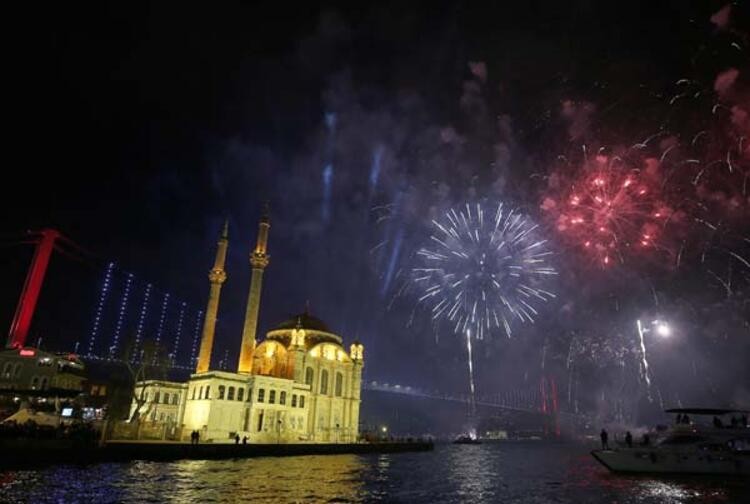 Nefes kesen kareler! İstanbul'da yeni yıl coşkusu