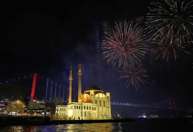 Nefes kesen kareler! İstanbul'da yeni yıl coşkusu