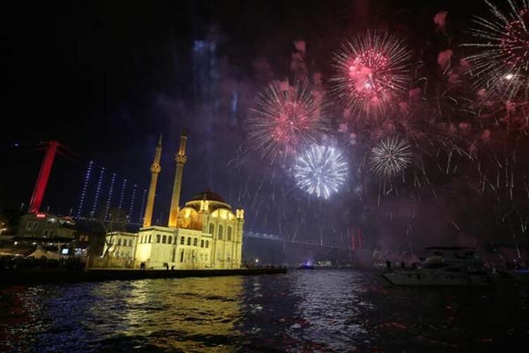 Nefes kesen kareler! İstanbul'da yeni yıl coşkusu
