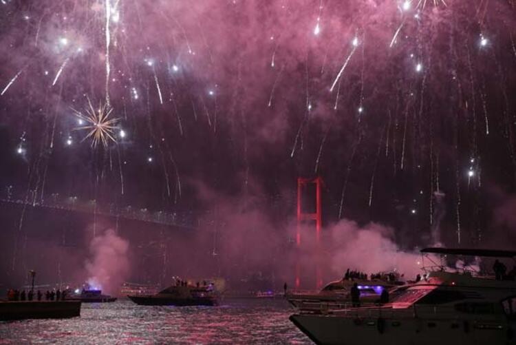 Nefes kesen kareler! İstanbul'da yeni yıl coşkusu