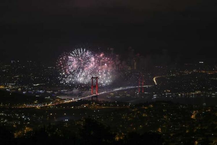 Nefes kesen kareler! İstanbul'da yeni yıl coşkusu