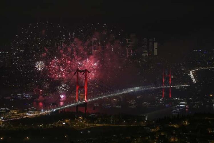 Nefes kesen kareler! İstanbul'da yeni yıl coşkusu