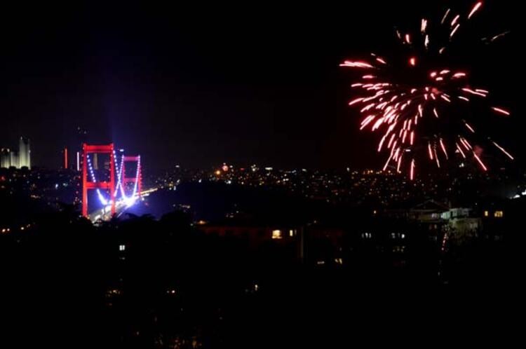 Nefes kesen kareler! İstanbul'da yeni yıl coşkusu