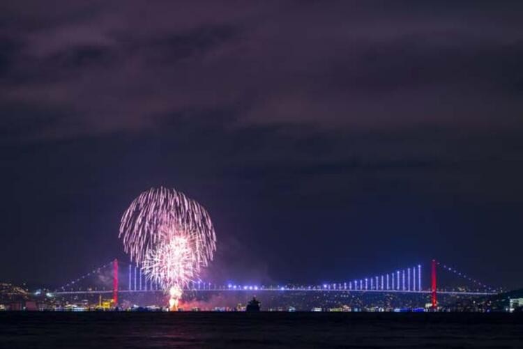 Nefes kesen kareler! İstanbul'da yeni yıl coşkusu