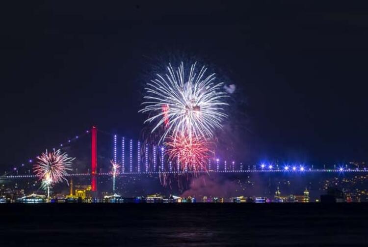 Nefes kesen kareler! İstanbul'da yeni yıl coşkusu