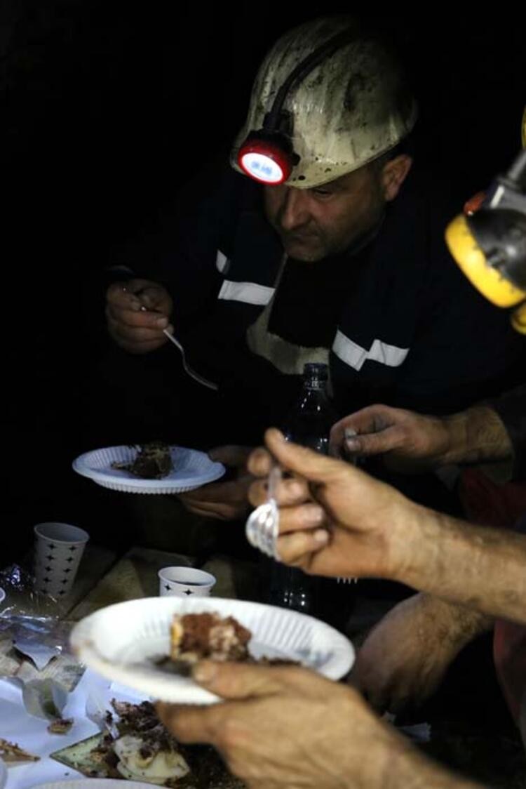 Yerin metrelerce altında yeni yıla girdiler