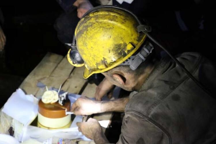 Yerin metrelerce altında yeni yıla girdiler