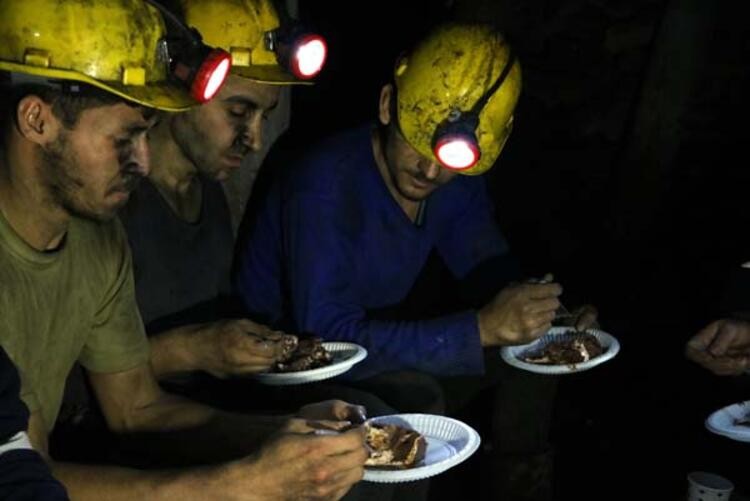 Yerin metrelerce altında yeni yıla girdiler