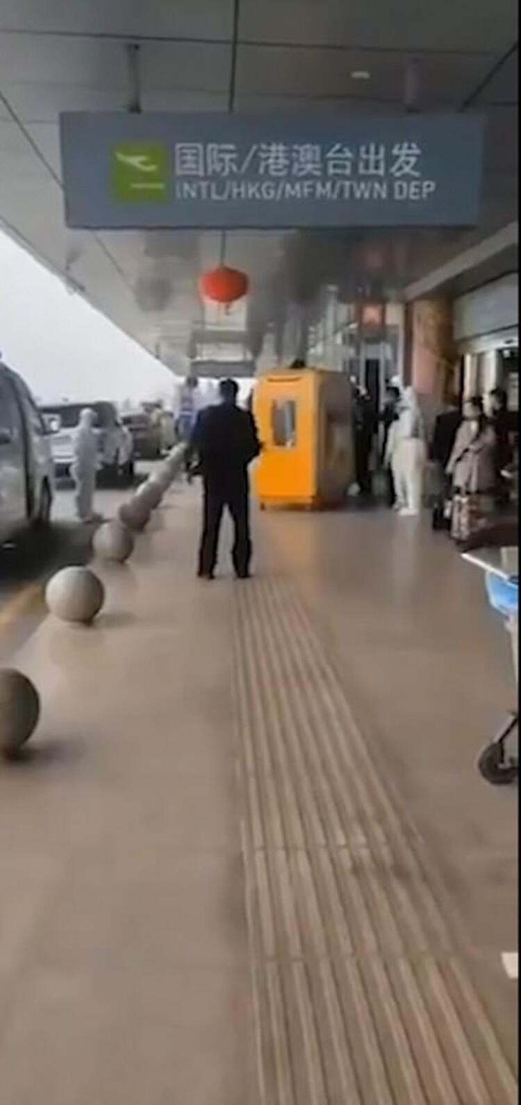  insanlar aniden bilinçlerini kaybederek yere yığılıyor