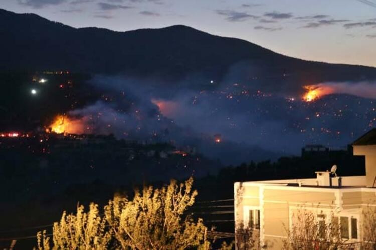 Hatay'da orman yangını hala söndürülemedi
