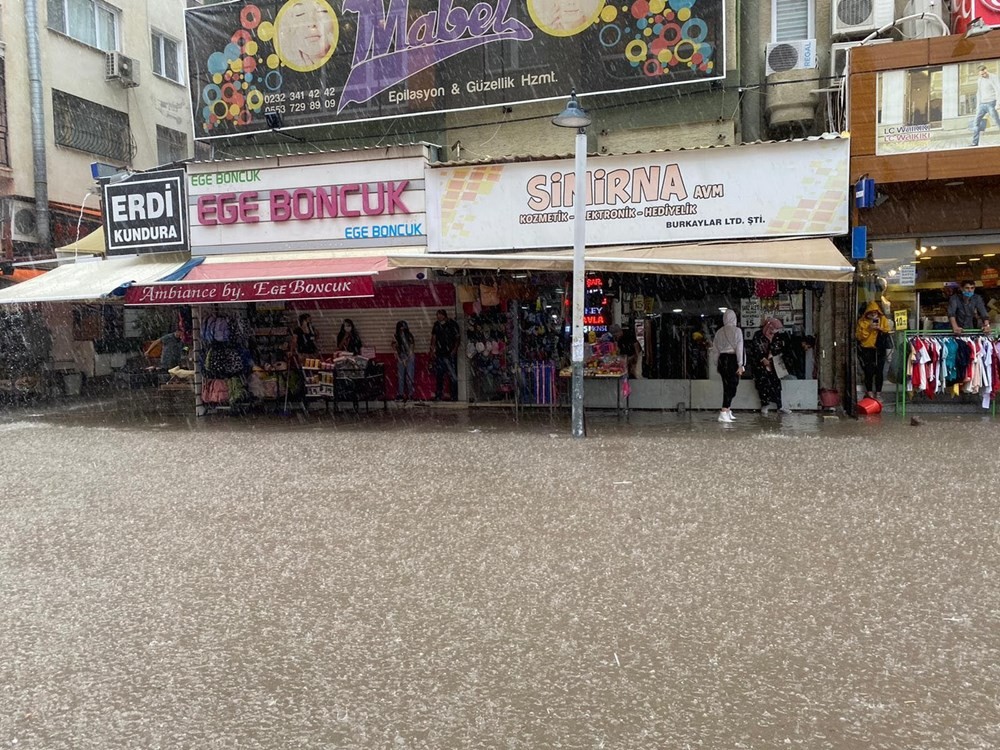 İzmir'de sağanak yağış! Cadde ve sokaklar göle döndü