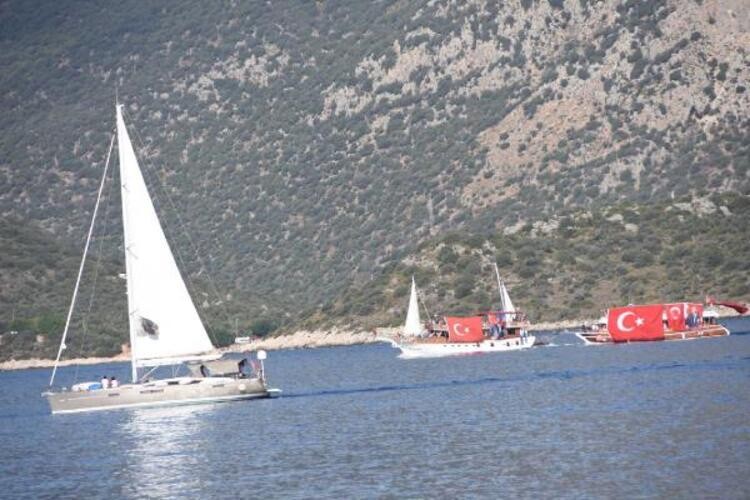 Meis'e dev Yunanistan bayrağı asıldı! Provokasyona 29 Ekim'de cevap verildi