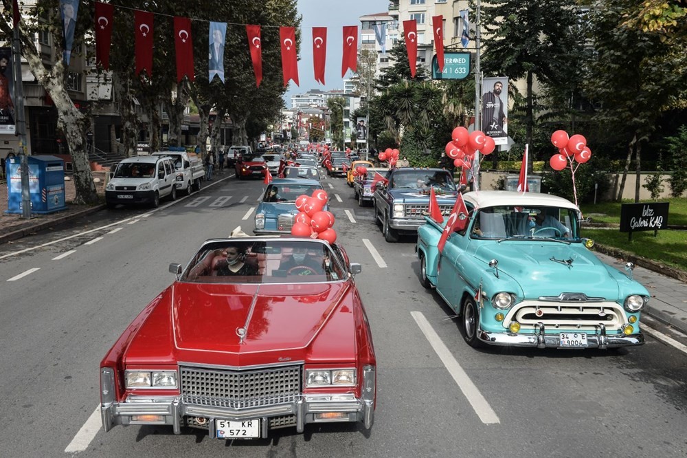 Kadıköy'de klasik otomobillerden Cumhuriyet Konvoyu