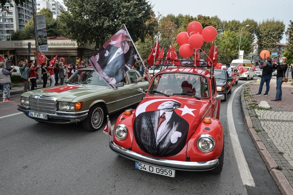 Kadıköy'de klasik otomobillerden Cumhuriyet Konvoyu