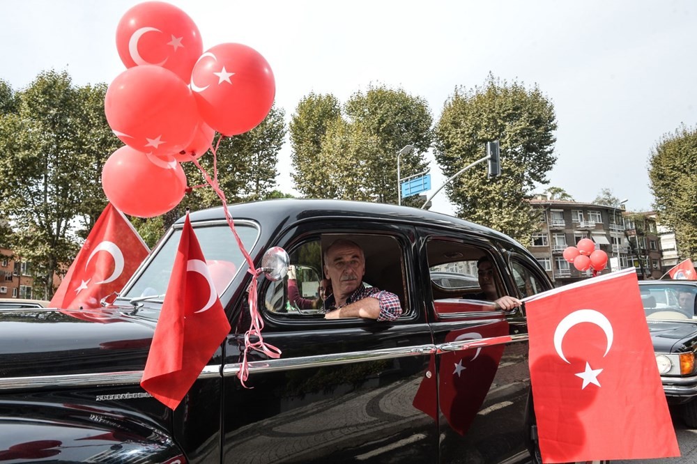 Kadıköy'de klasik otomobillerden Cumhuriyet Konvoyu