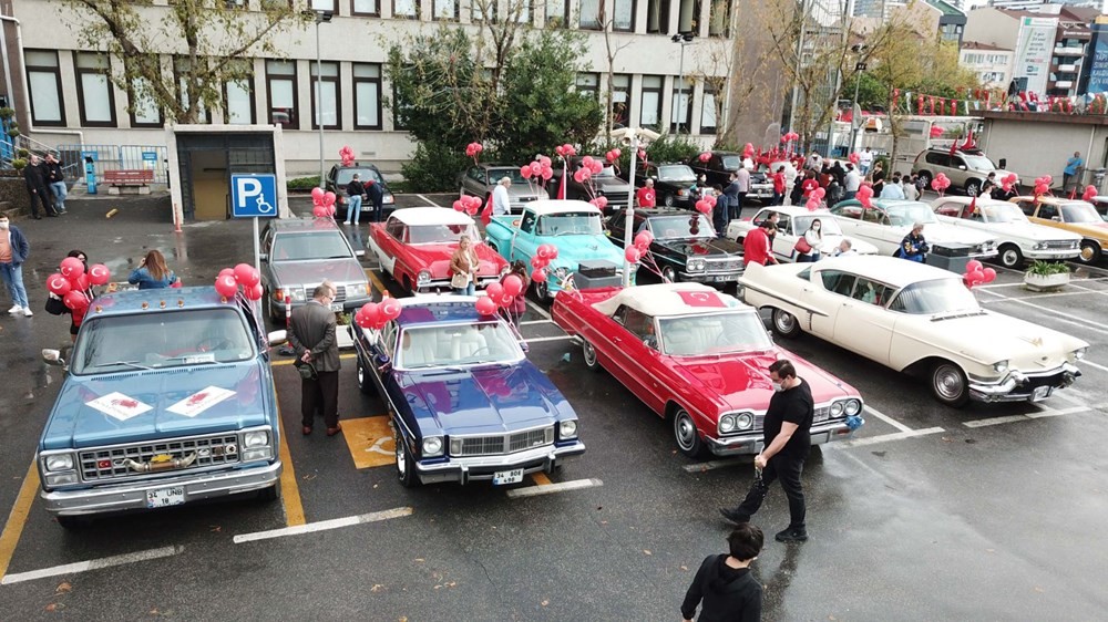 Kadıköy'de klasik otomobillerden Cumhuriyet Konvoyu
