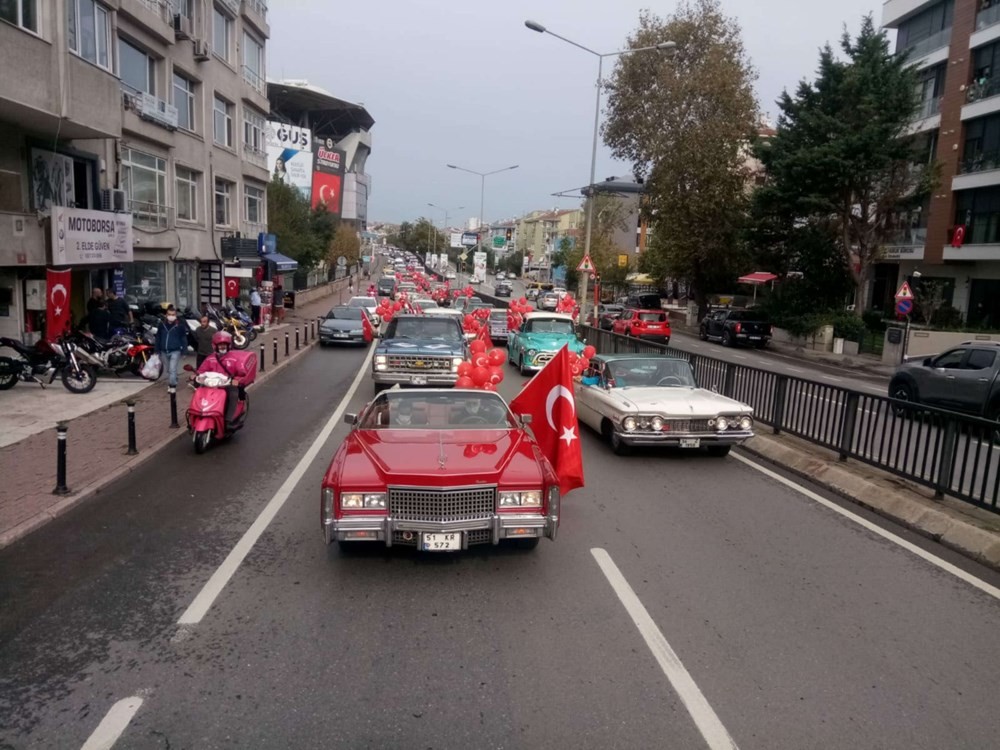 Kadıköy'de klasik otomobillerden Cumhuriyet Konvoyu