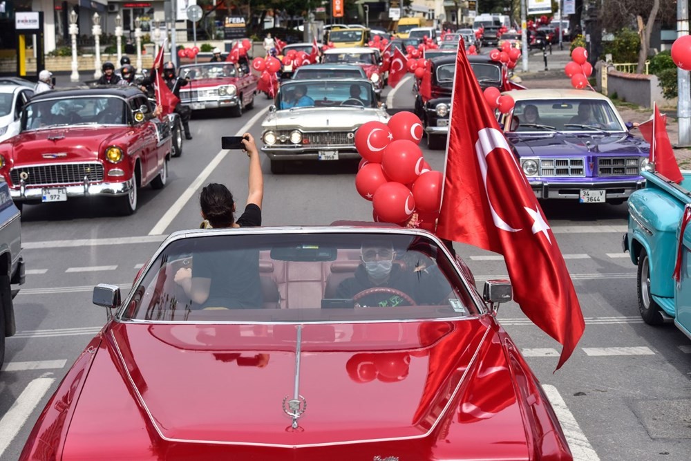 Kadıköy'de klasik otomobillerden Cumhuriyet Konvoyu