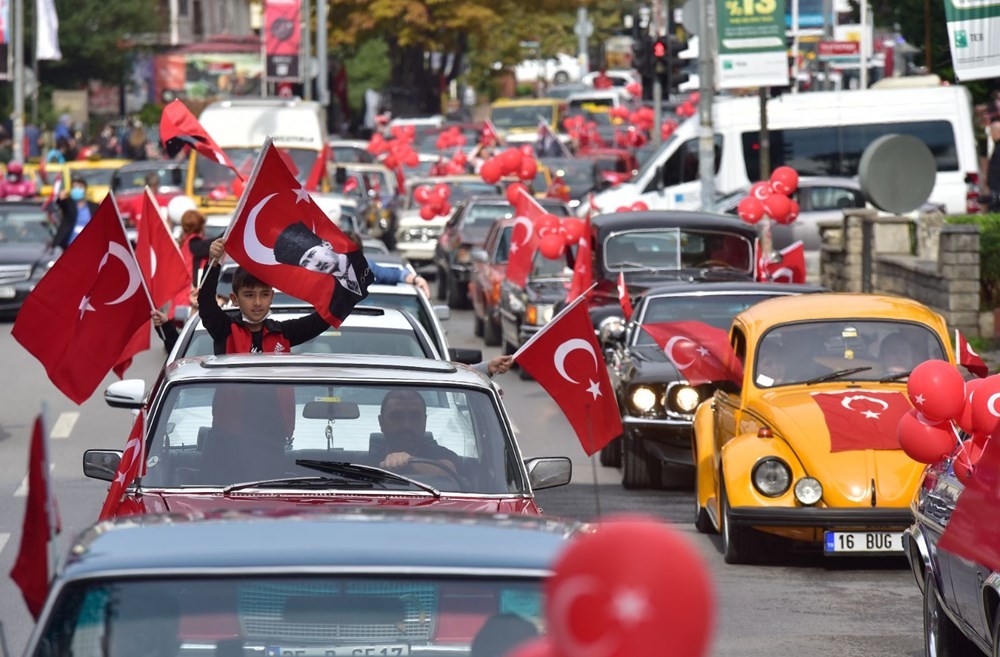 Kadıköy'de klasik otomobillerden Cumhuriyet Konvoyu