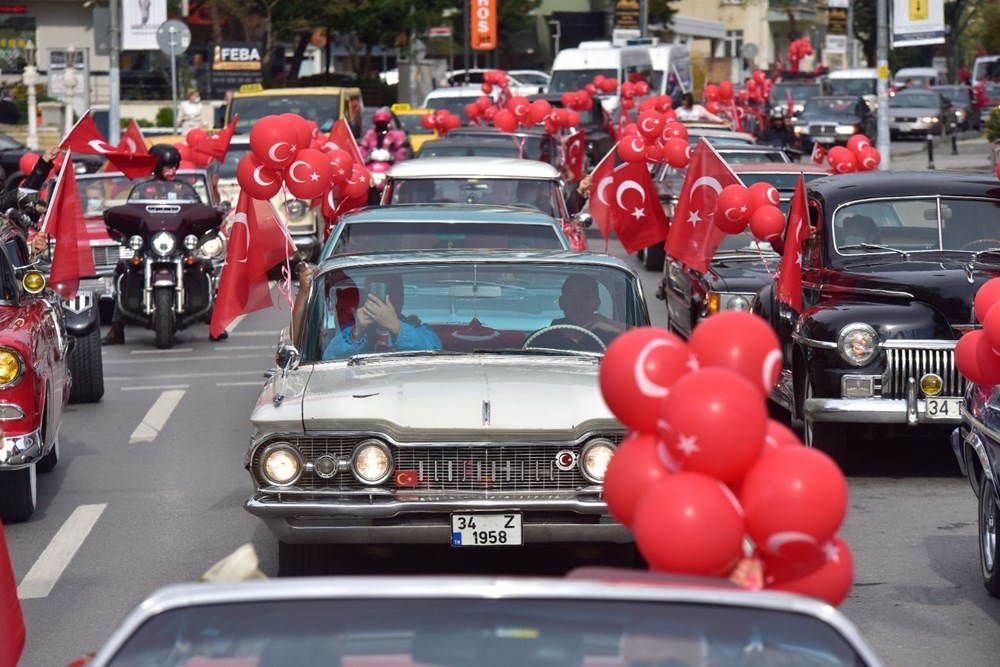 Kadıköy'de klasik otomobillerden Cumhuriyet Konvoyu