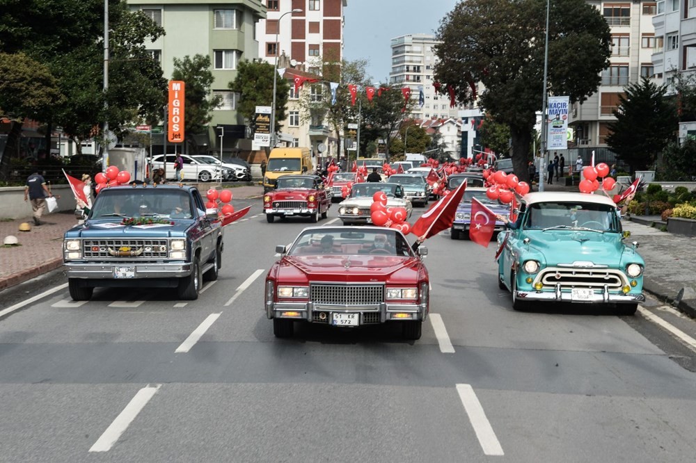 Kadıköy'de klasik otomobillerden Cumhuriyet Konvoyu